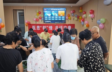 粽叶飘香，情暖端午。5月31日下午，河南誉美肾病医院洋溢着欢乐温馨的氛围，一场主题为“医患粽情，共话安康”的包粽子活动在这里热闹举行。医院特别邀请住院患者参与其中，医患携手共同庆祝传统佳节端午节，传递浓浓的节日关怀。  图片  ​活动现场，糯米、粽叶、红枣等食材整齐摆放，工作人员提前将准备工作就绪。随着活动开始，工作人员耐心地向患者们讲解包粽子的步骤，手把手教大家如何折粽叶、填糯米、放馅料、扎绳子。患者们学得认真，包得仔细，尽管动作略显生疏，但脸上都洋溢着幸福的笑容。  “以前在家都是买现成的粽子，今天和