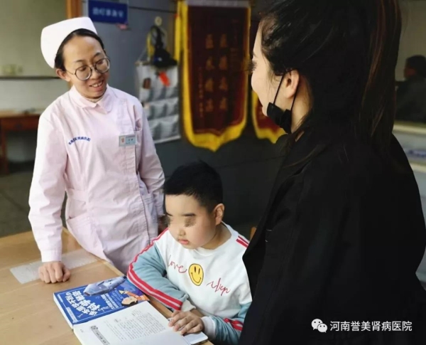 感动!她是一位母亲，更是一位护士!