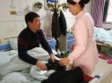 河南誉美肾病医院护士为患者买秋裤