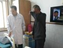 河南誉美肾病医院医生为困难患者送土鸡蛋