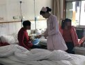 护士王芙娟为患者买袜子