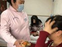 患者想吃烤红薯，刘艳飞护士就买来送到患者手