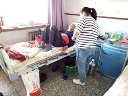 护士李晶帮助行动不便的老大爷购买生活用品