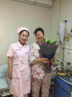 母亲节新疆患者收到女儿送的花
