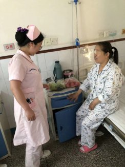 外地患者想做饭 护士为她买来蔬菜
