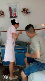 护士刘静为血糖高患者买来黄瓜