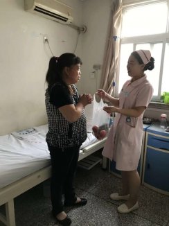 河南誉美肾病医院护士长为困难患者带来蔬菜水果