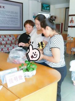门诊部宋明月利用休息日为行动不便的患者购买水果