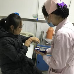 亲情服务温暖人心 护士宋静为患者买来护手霜