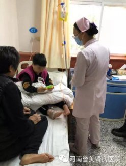 王锦护士特意买来了玩具安抚输液小患者