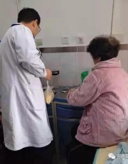 细微之处见真情 郭海明大夫认真的为胃口不好患者带来饭菜