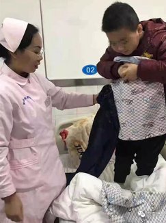 护士于淑娟细心为小患者送来御寒衣物