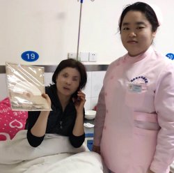 贴心服务，护士刘艳飞帮助患者买练习用的字帖