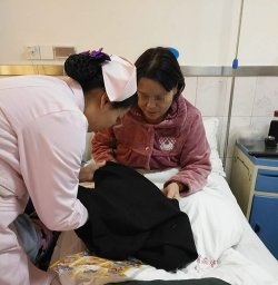 温情！于淑娟护士帮助患者把衣服拿去缝补