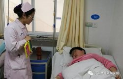 护士王晓丹担心小患者过年期间无聊，特意买来荧光彩笔送给她