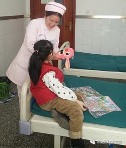 感动!刘晓艳护士长为小患者送来新年礼物