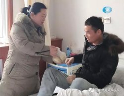 暖心！医生邢梅军休息不忘患者 特意从家里带来新蒸的皮渣和包子送给患者们