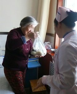 老大娘住院不能回家，岳艳敏护士长特意从家里带来过年食物