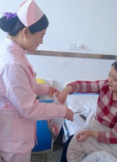 热情医患和谐！护士刘莹莹特地为住院不能回家团聚的患者们送来瓜子糖果