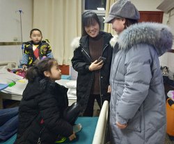 贴心有爱！护士胡天阳给小患者送来礼物