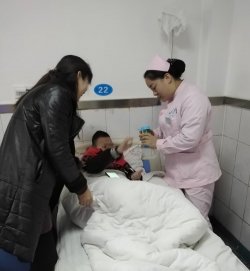 护士刘巍为喜欢画画的小患者送来画笔