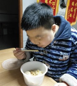 贴心服务！护士葛玲玲为住院治疗不能回家过年的小患者朋友送来温暖