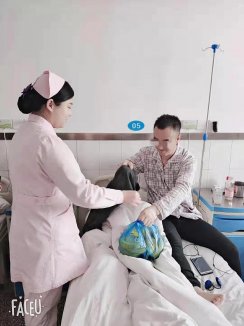 贴心关怀 护士刘晶晶特地利用下班时间为患者买来香蕉