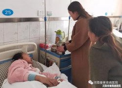 医患是一家 二病区护士长刘晓艳特地在家做好爱心午餐送到患者手里