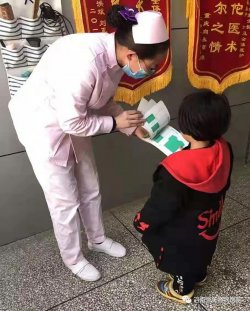 医患一家人 护士刘静有时间就耐心教小患者识字算题