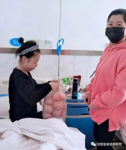 贴心服务!刘莹莹护士帮住院患者买来水果
