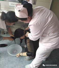 待病人如亲人!护士葛玲玲帮助患者洗头